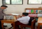 Bhabinkamtibmas Polsek Nyalindung Polres Sukabumi Monitoring Program Makan Bergizi Gratis di SDN Caringin