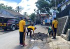 Polsek Kalapanunggal Gelar Apel Pagi dan Kerja Bakti Penambalan Jalan Bersama Forkopimcam