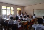 Bhabinkamtibmas Polsek Nyalindung Laksanakan Program “Police Goes to School” di SDN Caringin Mekarsari