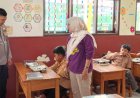 Bhabinkamtibmas Polsek Nyalindung Polres Sukabumi Monitor Program Makan Bergizi Gratis di SDN Caringin