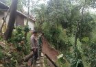 Polsek Cikembar Polres Sukabumi Cek Longsoran dan Ambruknya TPT Rumah di Bantaran Sungai Cicatih Akibat Hujan Deras