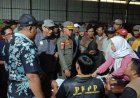 Distribusi BLT Kesra di Gudang Bulog Jampangkulon, Camat Lakukan Pengawasan Lapangan