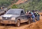 Momen Gotong Royong Petugas dan Warga Aceh Tengah Tarik Truk Pembawa Material Listrik