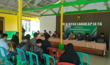 Polsek Lengkong Polres Sukabumi Dampingi Pembekalan dan Penetapan Calon Kades Antar Waktu Desa Langkapjaya