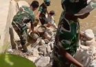 Potret TNI Angkat Ember demi Ember Bangun Jembatan di Tapanuli Tengah