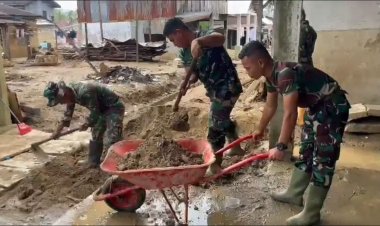 Sinergi TNI–Polri Percepat Pemulihan Sumbar: Bersihkan Pasar hingga Rumah Warga
