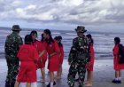 Sehari Usai Instruksi Presiden, TNI Bersama Pelajar Gotong Royong Bersihkan Sampah di Pantai Kuta Bali