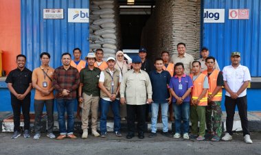 Di Tengah Sidak Gudang Bulog di Magelang, Prabowo Sapa dan Foto Bareng Pegawai