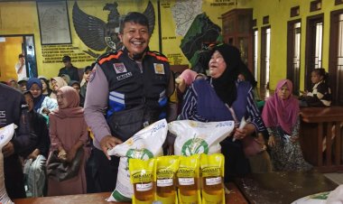 Polsek Parungkuda Polres Sukabumi Laksanakan Monitoring Penyaluran Bantuan Pangan di Desa Pondokkasolandeuh