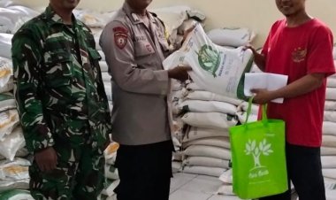 Polsek Parungkuda Polres Sukabumi Monitoring Penyaluran Bantuan Pangan di Desa Parungkuda Berjalan Aman dan Lancar